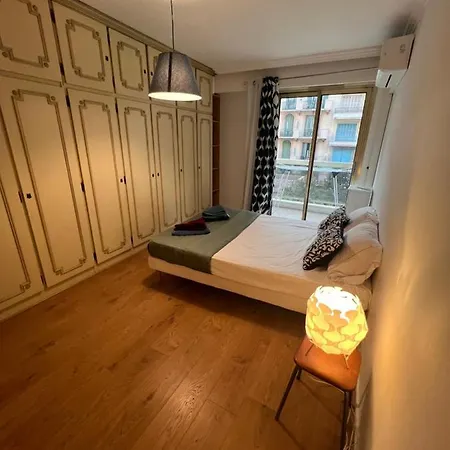 Beachfront And Sea View Entire 2 Crossing With Parking 4 Beds Two Double Bed And 2 Single Bed With 2 Sea View Balconies In Promenade Des Anglais Street 2 Bathroom 3 Wc With 40 Meters From The Beach With Perfect Air Conditioner Cooler Daire