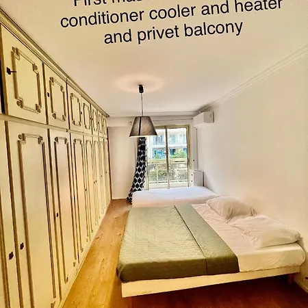 Beachfront And Sea View Entire 2 Crossing With Parking 4 Beds Two Double Bed And 2 Single Bed With 2 Sea View Balconies In Promenade Des Anglais Street 2 Bathroom 3 Wc With 40 Meters From The Beach With Perfect Air Conditioner Cooler Appartement
