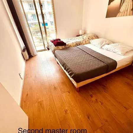 Beachfront And Sea View Entire 2 Crossing With Parking 4 Beds Two Double Bed And 2 Single Bed With 2 Sea View Balconies In Promenade Des Anglais Street 2 Bathroom 3 Wc With 40 Meters From The Beach With Perfect Air Conditioner Cooler Daire *