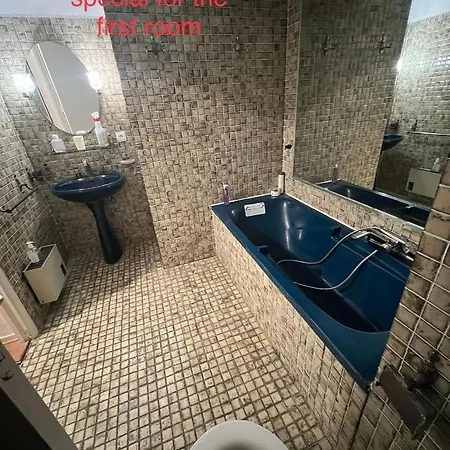 Beachfront And Sea View Entire 2 Crossing With Parking 4 Beds Two Double Bed And 2 Single Bed With 2 Sea View Balconies In Promenade Des Anglais Street 2 Bathroom 3 Wc With 40 Meters From The Beach With Perfect Air Conditioner Cooler Appartement *