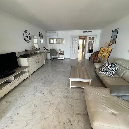 Daire Beachfront And Sea View Entire 2 Crossing With Parking 4 Beds Two Double Bed And 2 Single Bed With 2 Sea View Balconies In Promenade Des Anglais Street 2 Bathroom 3 Wc With 40 Meters From The Beach With Perfect Air Conditioner Cooler Nice