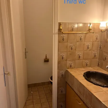 Beachfront And Sea View Entire 2 Crossing With Parking 4 Beds Two Double Bed And 2 Single Bed With 2 Sea View Balconies In Promenade Des Anglais Street 2 Bathroom 3 Wc With 40 Meters From The Beach With Perfect Air Conditioner Cooler