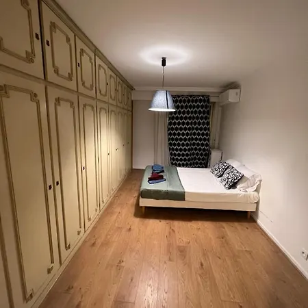 Beachfront And Sea View Entire 2 Crossing With Parking 4 Beds Two Double Bed And 2 Single Bed With 2 Sea View Balconies In Promenade Des Anglais Street 2 Bathroom 3 Wc With 40 Meters From The Beach With Perfect Air Conditioner Cooler *