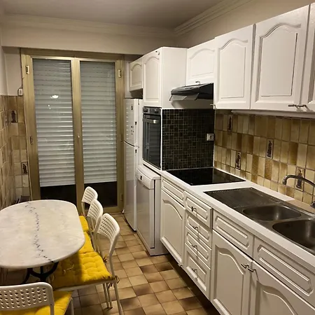 Beachfront And Sea View Entire 2 Crossing With Parking 4 Beds Two Double Bed And 2 Single Bed With 2 Sea View Balconies In Promenade Des Anglais Street 2 Bathroom 3 Wc With 40 Meters From The Beach With Perfect Air Conditioner Cooler Daire