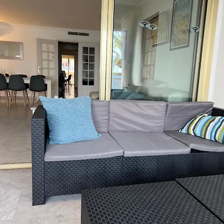 Beachfront And Sea View Entire 2 Crossing With Parking 4 Beds Two Double Bed And 2 Single Bed With 2 Sea View Balconies In Promenade Des Anglais Street 2 Bathroom 3 Wc With 40 Meters From The Beach With Perfect Air Conditioner Cooler Daire