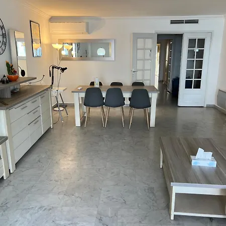 Beachfront And Sea View Entire 2 Crossing With Parking 4 Beds Two Double Bed And 2 Single Bed With 2 Sea View Balconies In Promenade Des Anglais Street 2 Bathroom 3 Wc With 40 Meters From The Beach With Perfect Air Conditioner Cooler Appartement Nice