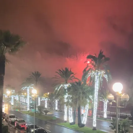 Beachfront And Sea View Entire 2 Crossing With Parking 4 Beds Two Double Bed And 2 Single Bed With 2 Sea View Balconies In Promenade Des Anglais Street 2 Bathroom 3 Wc With 40 Meters From The Beach With Perfect Air Conditioner Cooler Appartement