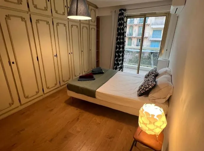 Beachfront And Sea View Entire 2 Crossing With Parking 4 Beds Two Double Bed And 2 Single Bed With 2 Sea View Balconies In Promenade Des Anglais Street 2 Bathroom 3 Wc With 40 Meters From The Beach With Perfect Air Conditioner Cooler Apartamento