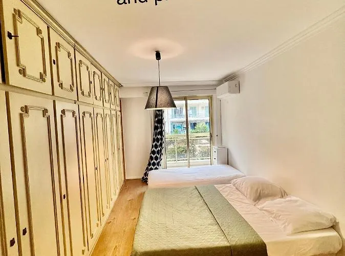 Beachfront And Sea View Entire 2 Crossing With Parking 4 Beds Two Double Bed And 2 Single Bed With 2 Sea View Balconies In Promenade Des Anglais Street 2 Bathroom 3 Wc With 40 Meters From The Beach With Perfect Air Conditioner Cooler Apartamento
