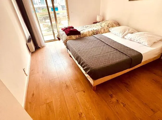 Beachfront And Sea View Entire 2 Crossing With Parking 4 Beds Two Double Bed And 2 Single Bed With 2 Sea View Balconies In Promenade Des Anglais Street 2 Bathroom 3 Wc With 40 Meters From The Beach With Perfect Air Conditioner Cooler Apartamento *