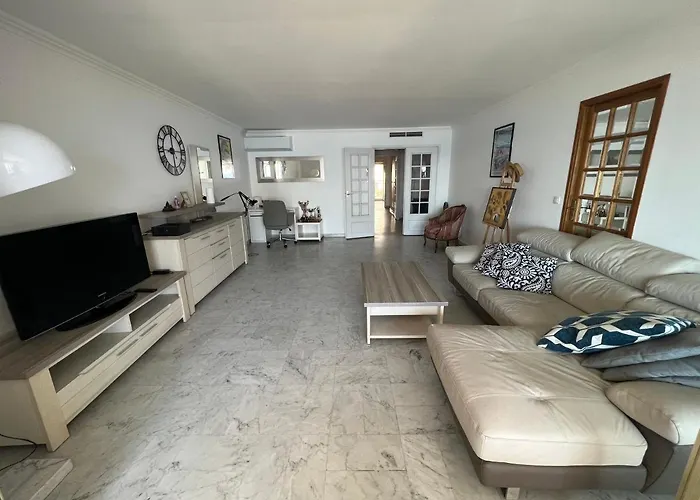 Beachfront And Sea View Entire 2 Crossing With Parking 4 Beds Two Double Bed And 2 Single Bed With 2 Sea View Balconies In Promenade Des Anglais Street 2 Bathroom 3 Wc With 40 Meters From The Beach With Perfect Air Conditioner Cooler * Nice