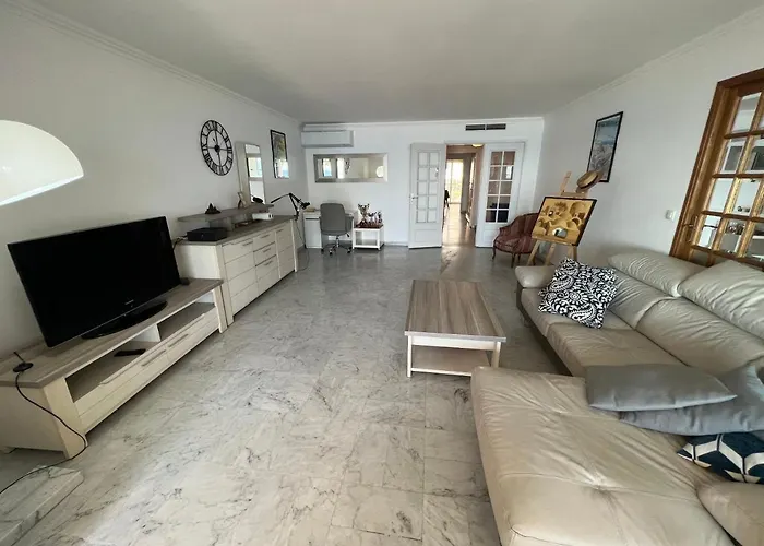 Apartamento Beachfront And Sea View Entire 2 Crossing With Parking 4 Beds Two Double Bed And 2 Single Bed With 2 Sea View Balconies In Promenade Des Anglais Street 2 Bathroom 3 Wc With 40 Meters From The Beach With Perfect Air Conditioner Cooler Nice
