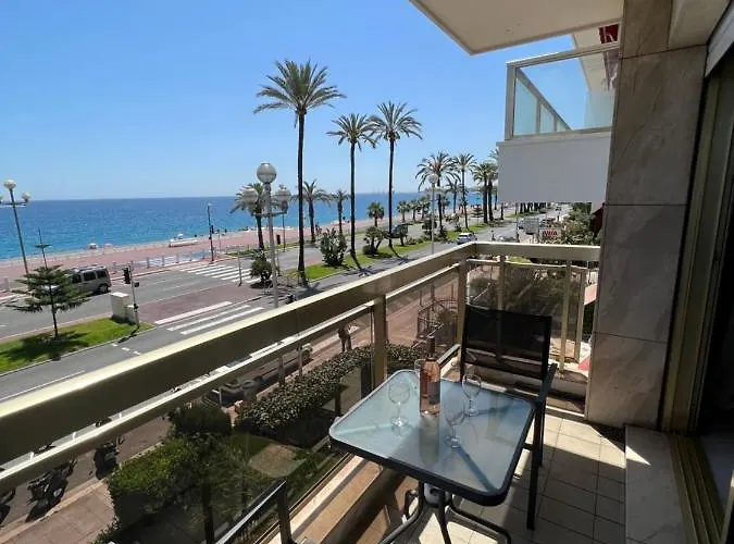 Beachfront And Sea View Entire 2 Crossing With Parking 4 Beds Two Double Bed And 2 Single Bed With 2 Sea View Balconies In Promenade Des Anglais Street 2 Bathroom 3 Wc With 40 Meters From The Beach With Perfect Air Conditioner Cooler Apartamento *