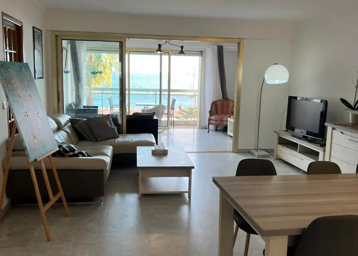 Apartamento Beachfront And Sea View Entire 2 Crossing With Parking 4 Beds Two Double Bed And 2 Single Bed With 2 Sea View Balconies In Promenade Des Anglais Street 2 Bathroom 3 Wc With 40 Meters From The Beach With Perfect Air Conditioner Cooler
