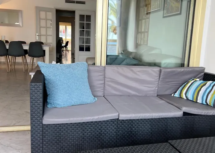Beachfront And Sea View Entire 2 Crossing With Parking 4 Beds Two Double Bed And 2 Single Bed With 2 Sea View Balconies In Promenade Des Anglais Street 2 Bathroom 3 Wc With 40 Meters From The Beach With Perfect Air Conditioner Cooler Apartamento
