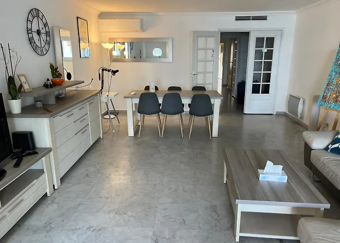 Beachfront And Sea View Entire 2 Crossing With Parking 4 Beds Two Double Bed And 2 Single Bed With 2 Sea View Balconies In Promenade Des Anglais Street 2 Bathroom 3 Wc With 40 Meters From The Beach With Perfect Air Conditioner Cooler Apartamento Nice