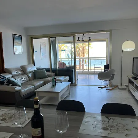 Beachfront Promenade Apartment: Sea Views And Easy Beach Access *